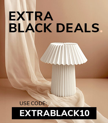 Promotionsbillede for Extra Black Deals med en hvid foldet bordlampe på en beige stofbaggrund og rabatkoden ‘EXTRABLACK10