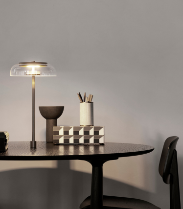Elegant bordlampe på et moderne skrivebord med stilfulde boligaccessories.