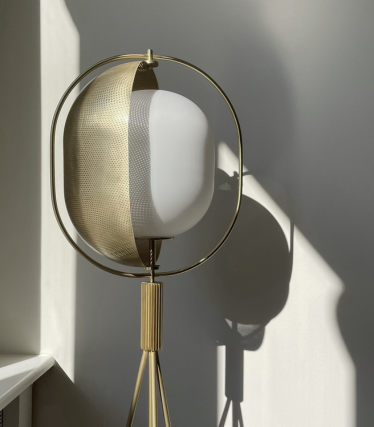 Skulpturel 101 Copenhagen gulvlampe med messingdetaljer og atmosfærisk lysspil.